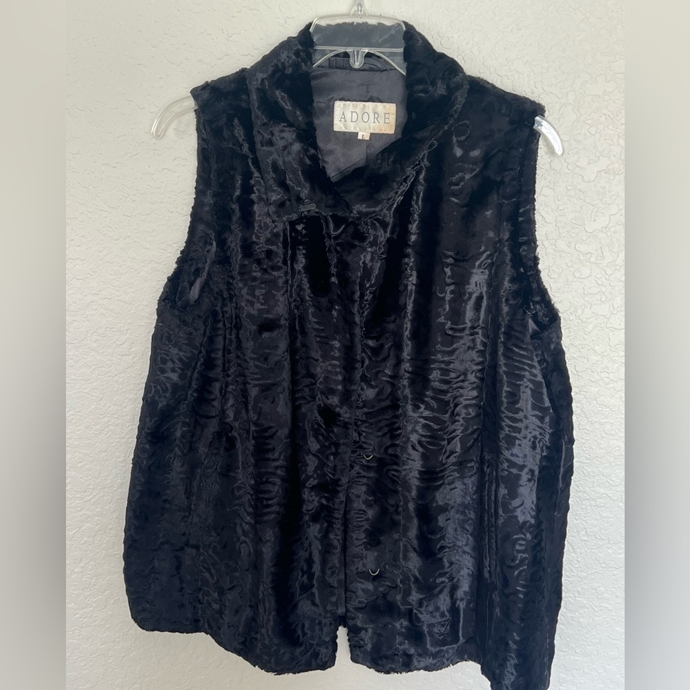 Adore Elegant Black Faux Fur Vest
Caja 8